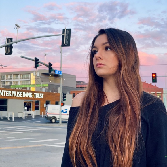 Meet Your Posher, Alexis - Picture 2 of 5